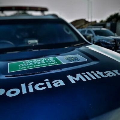 Imagem da notícia Veículo é incendiado em frente à casa e fica totalmente destruído em Chapadão do Sul